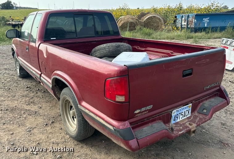image for item EE7585 1996 Chevrolet S10 Ext. Cab pickup truck