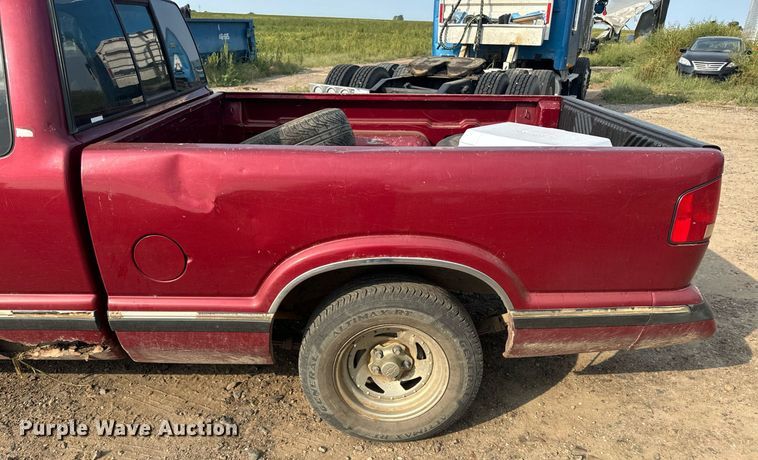 image for item EE7585 1996 Chevrolet S10 Ext. Cab pickup truck