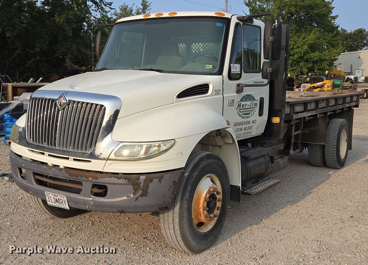 image for item EE8496 2005 International  4400 flatbed truck