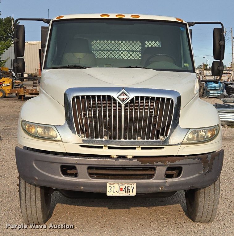 image for item EE8496 2005 International  4400 flatbed truck
