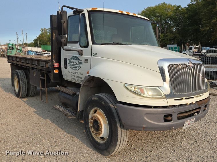 image for item EE8496 2005 International  4400 flatbed truck