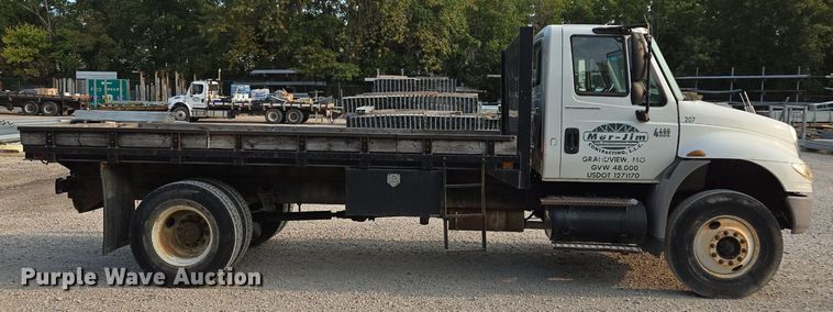 image for item EE8496 2005 International  4400 flatbed truck