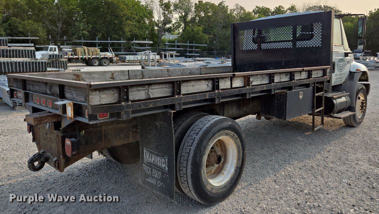 image for item EE8496 2005 International  4400 flatbed truck