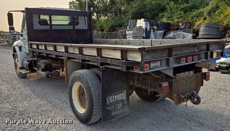 image for item EE8496 2005 International  4400 flatbed truck