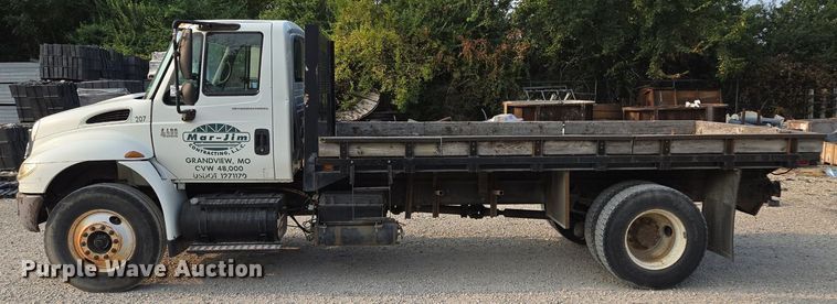 image for item EE8496 2005 International  4400 flatbed truck