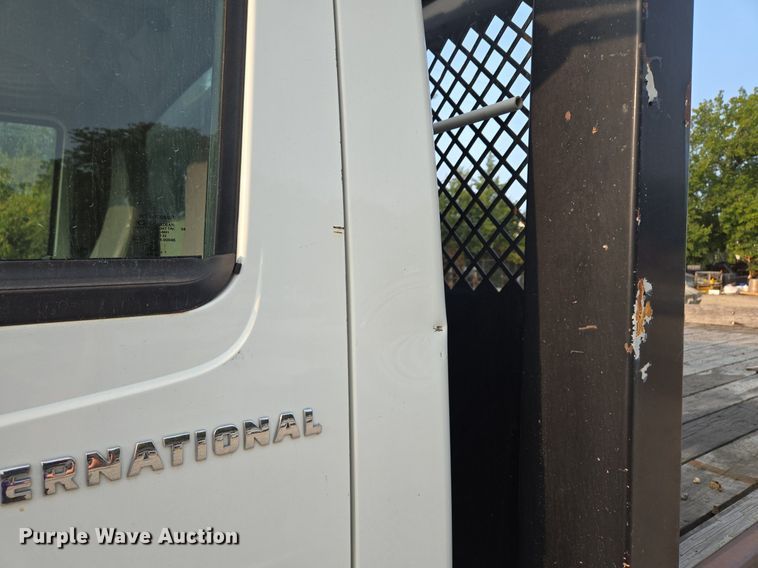 image for item EE8496 2005 International  4400 flatbed truck