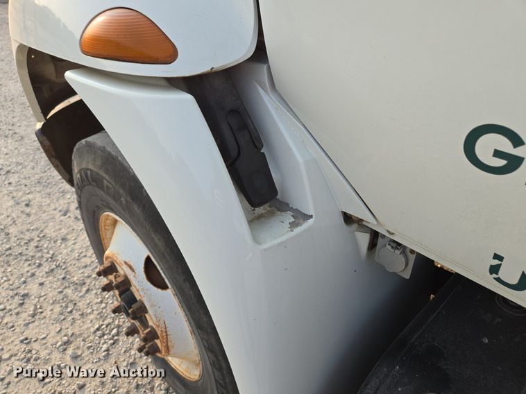 image for item EE8496 2005 International  4400 flatbed truck