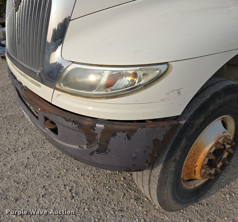 image for item EE8496 2005 International  4400 flatbed truck