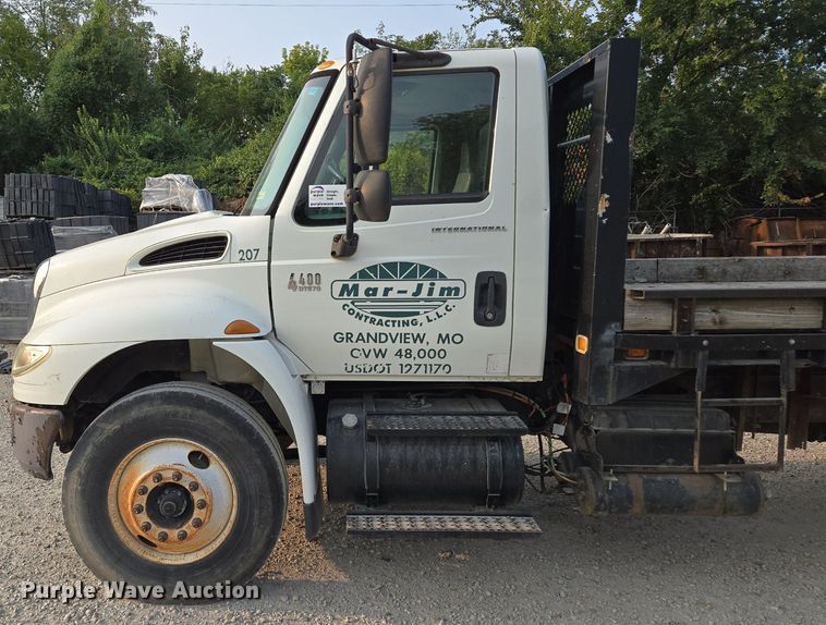 image for item EE8496 2005 International  4400 flatbed truck