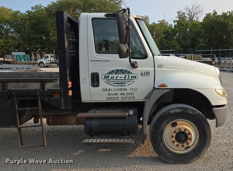 image for item EE8496 2005 International  4400 flatbed truck