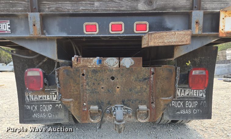 image for item EE8496 2005 International  4400 flatbed truck