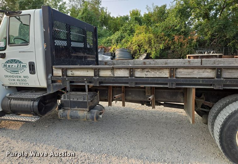 image for item EE8496 2005 International  4400 flatbed truck