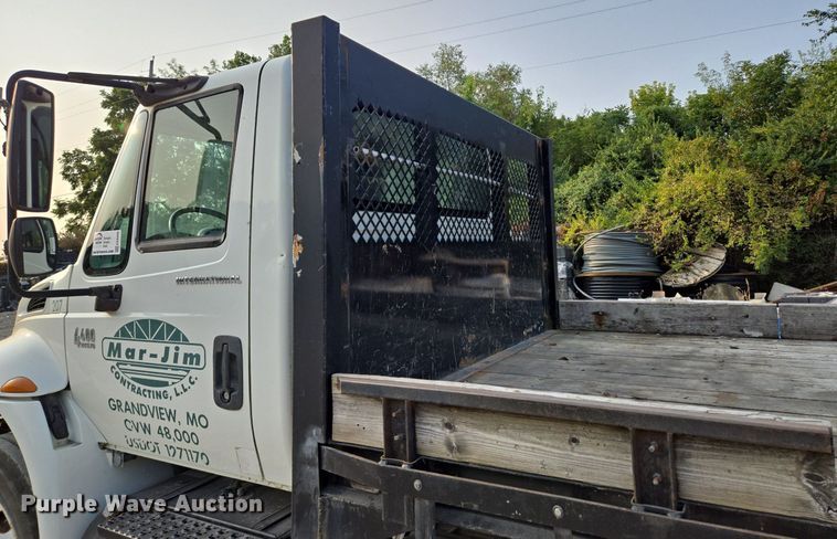 image for item EE8496 2005 International  4400 flatbed truck