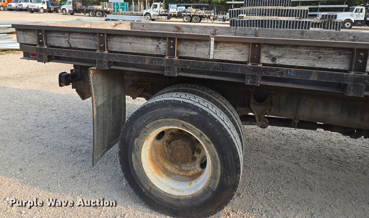 image for item EE8496 2005 International  4400 flatbed truck