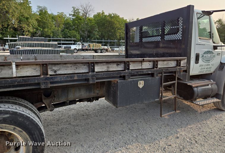 image for item EE8496 2005 International  4400 flatbed truck