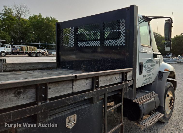 image for item EE8496 2005 International  4400 flatbed truck