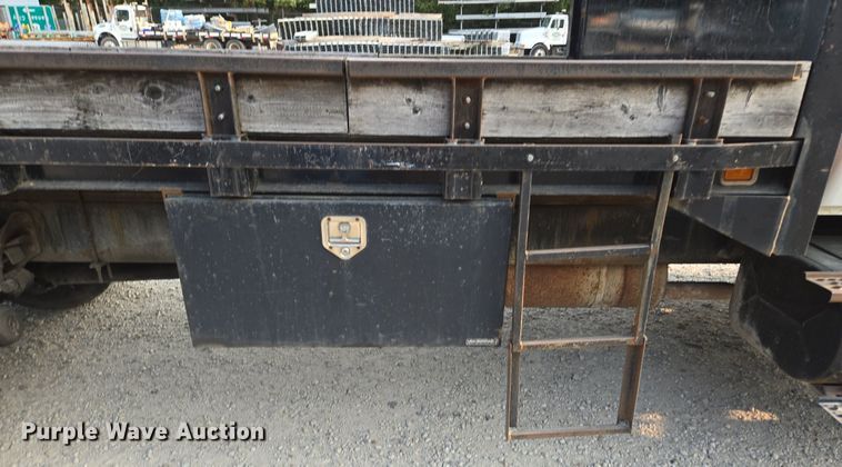 image for item EE8496 2005 International  4400 flatbed truck