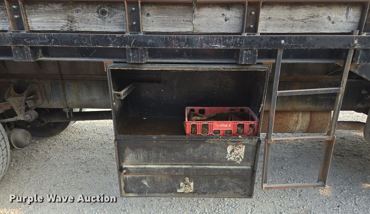 image for item EE8496 2005 International  4400 flatbed truck