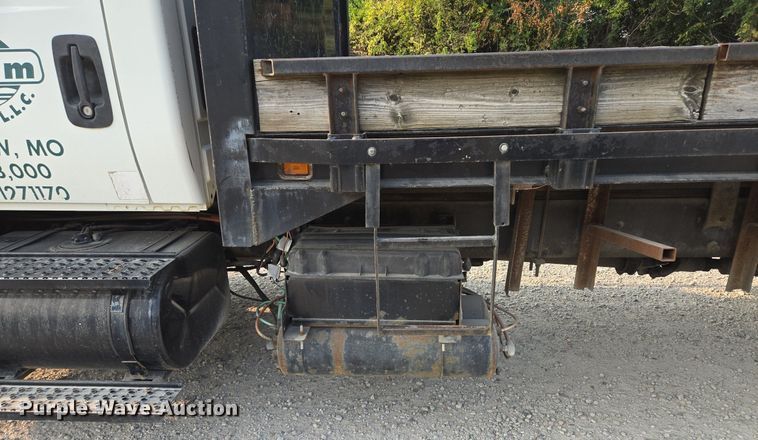 image for item EE8496 2005 International  4400 flatbed truck