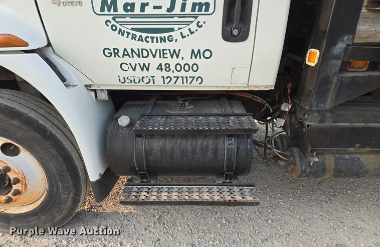 image for item EE8496 2005 International  4400 flatbed truck