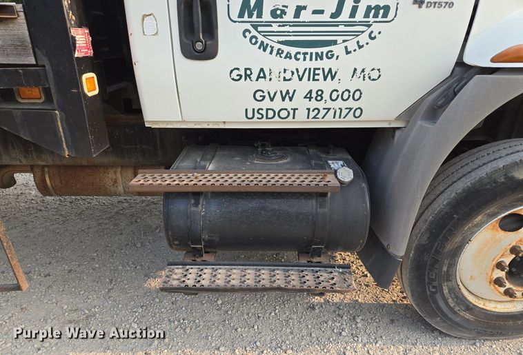 image for item EE8496 2005 International  4400 flatbed truck