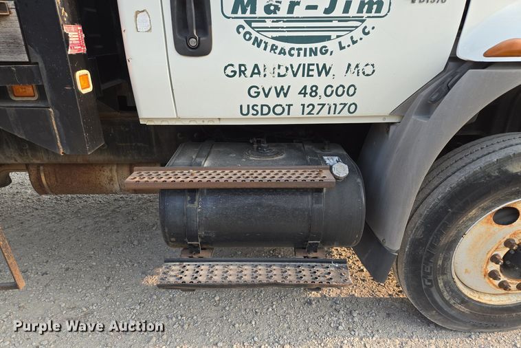 image for item EE8496 2005 International  4400 flatbed truck