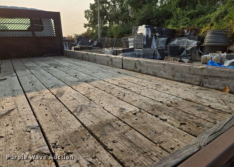 image for item EE8496 2005 International  4400 flatbed truck