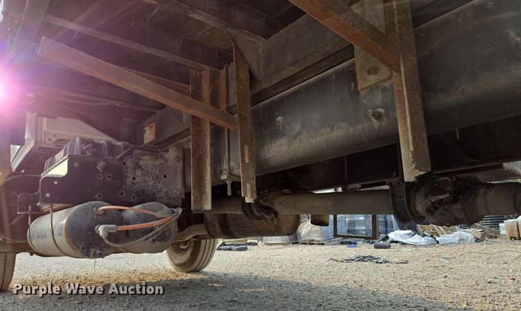 image for item EE8496 2005 International  4400 flatbed truck