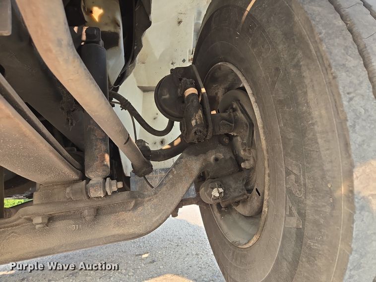 image for item EE8496 2005 International  4400 flatbed truck