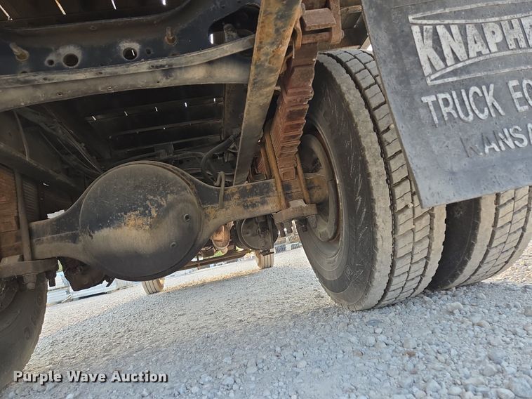 image for item EE8496 2005 International  4400 flatbed truck