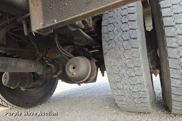 image for item EE8496 2005 International  4400 flatbed truck