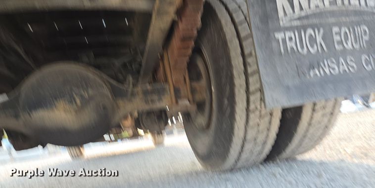 image for item EE8496 2005 International  4400 flatbed truck