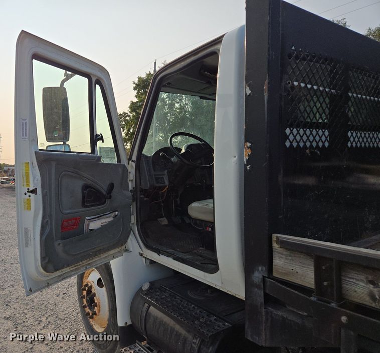 image for item EE8496 2005 International  4400 flatbed truck