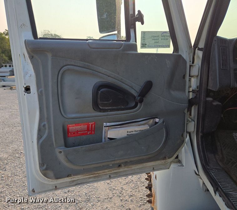 image for item EE8496 2005 International  4400 flatbed truck