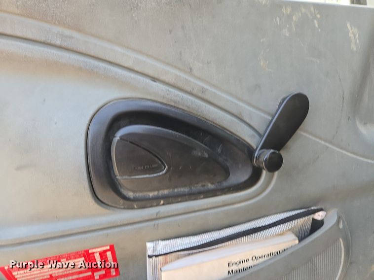 image for item EE8496 2005 International  4400 flatbed truck