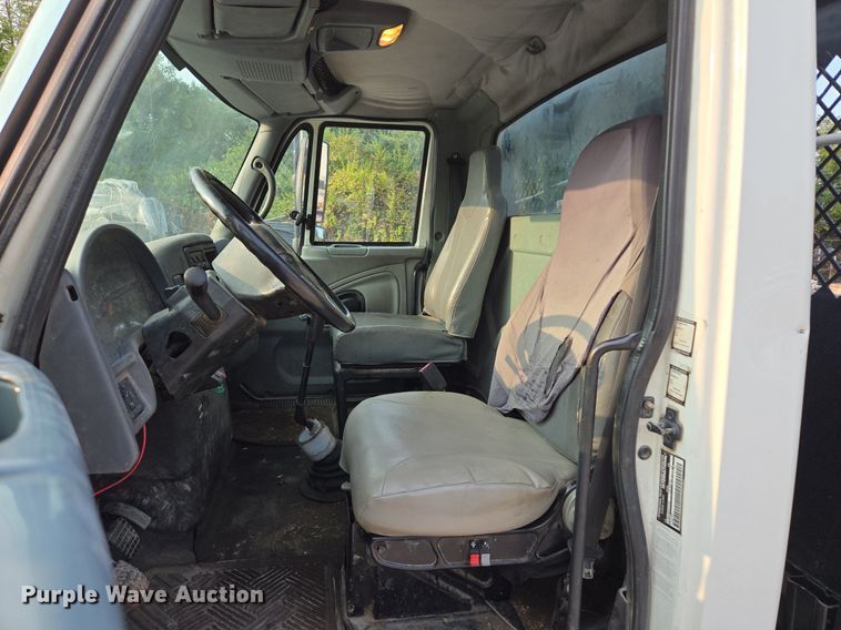 image for item EE8496 2005 International  4400 flatbed truck