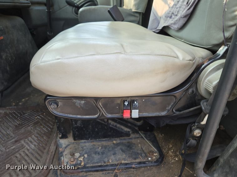 image for item EE8496 2005 International  4400 flatbed truck