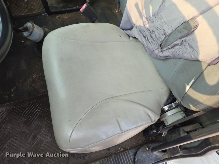 image for item EE8496 2005 International  4400 flatbed truck