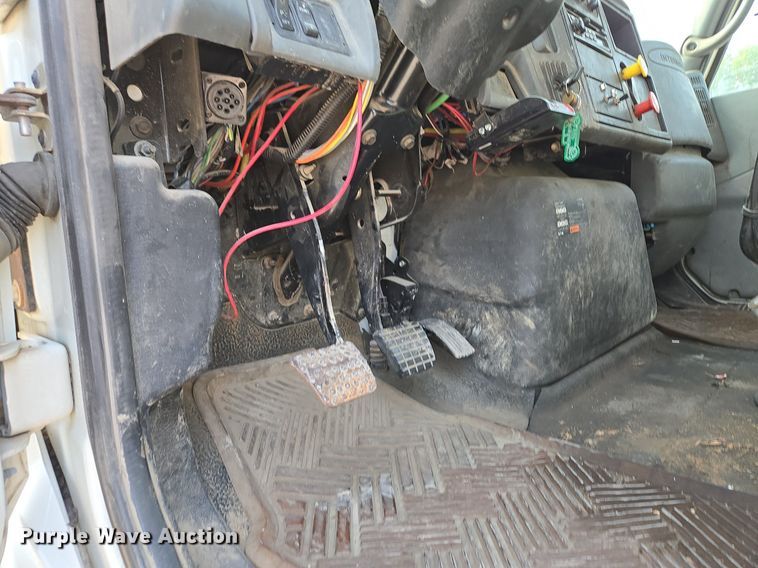 image for item EE8496 2005 International  4400 flatbed truck