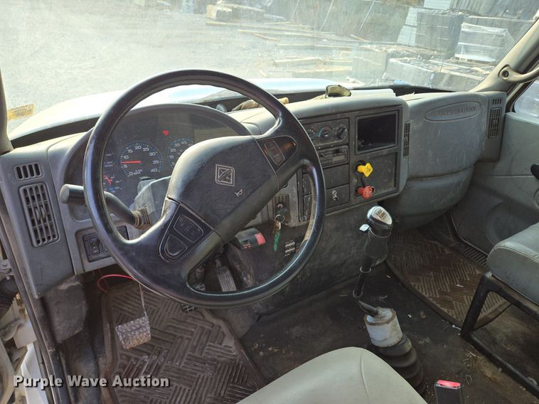 image for item EE8496 2005 International  4400 flatbed truck