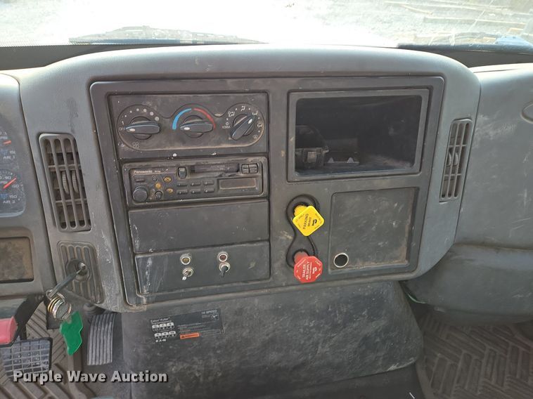 image for item EE8496 2005 International  4400 flatbed truck