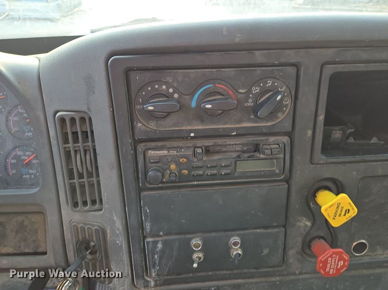 image for item EE8496 2005 International  4400 flatbed truck