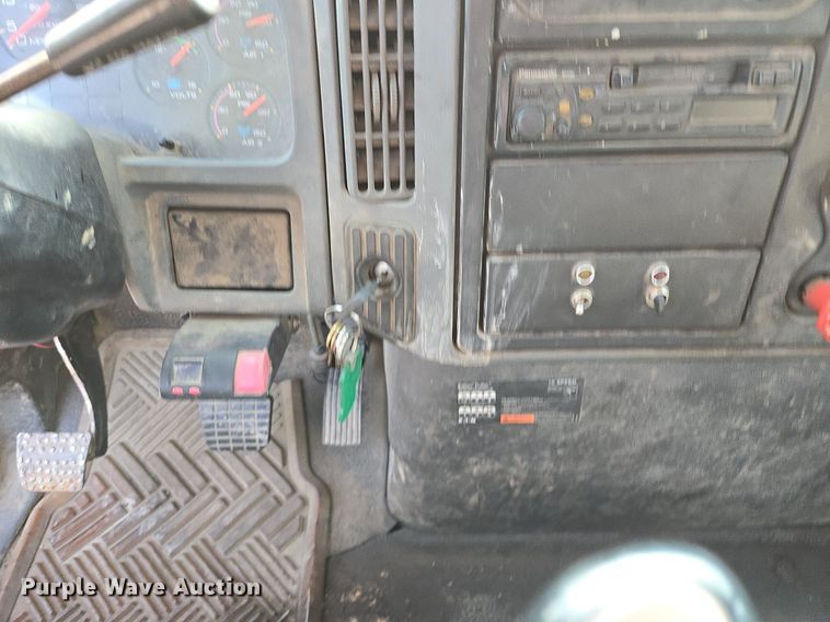 image for item EE8496 2005 International  4400 flatbed truck