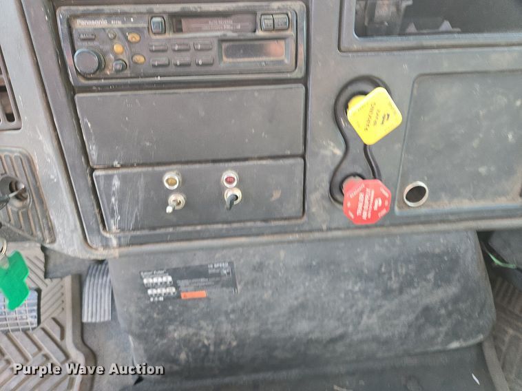 image for item EE8496 2005 International  4400 flatbed truck