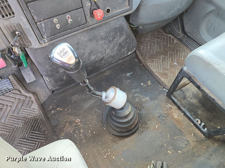 image for item EE8496 2005 International  4400 flatbed truck