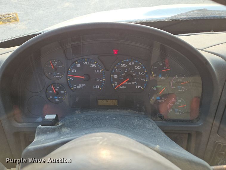 image for item EE8496 2005 International  4400 flatbed truck