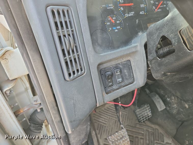 image for item EE8496 2005 International  4400 flatbed truck