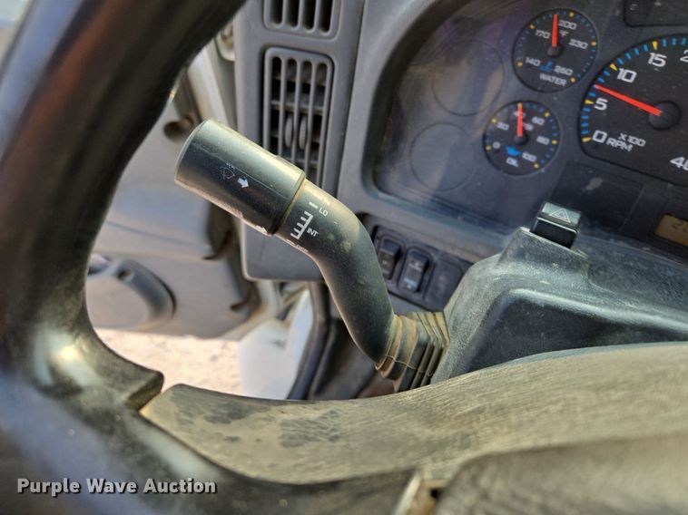 image for item EE8496 2005 International  4400 flatbed truck