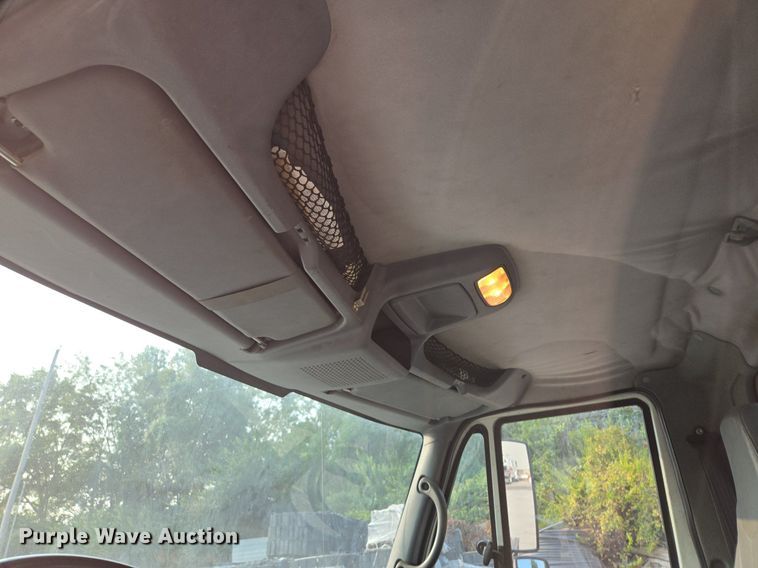 image for item EE8496 2005 International  4400 flatbed truck