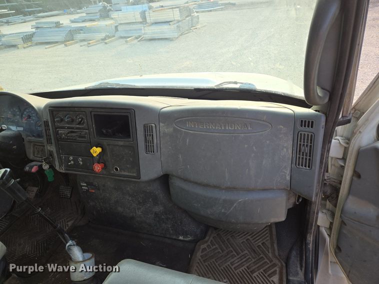 image for item EE8496 2005 International  4400 flatbed truck